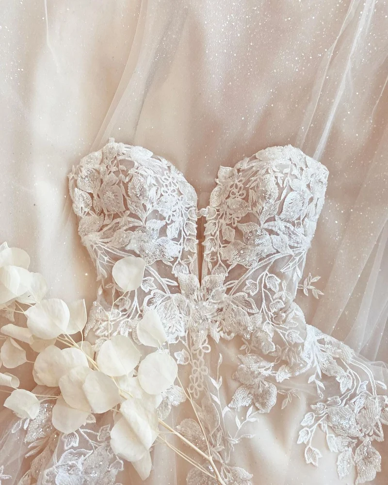 Robe de mariée élégante en tulle avec appliques et bretelles en dentelle délicate