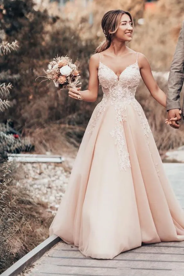 Robe de mariée longue élégante en tulle et dentelle, coupe trapèze, bretelles spaghetti