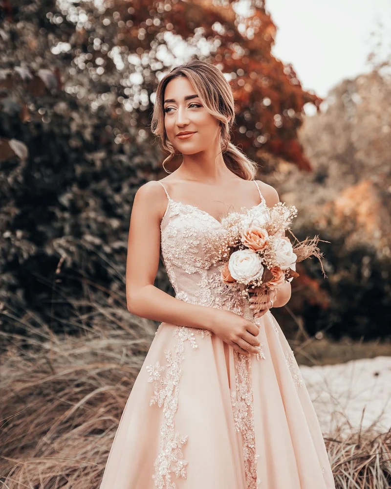 Robe de mariée longue élégante en tulle et dentelle, coupe trapèze, bretelles spaghetti
