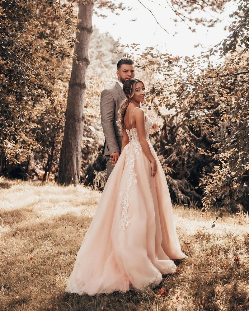 Robe de mariée longue élégante en tulle et dentelle, coupe trapèze, bretelles spaghetti