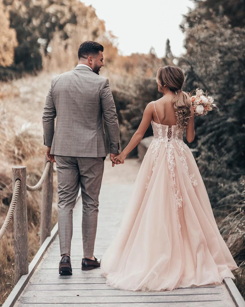 Robe de mariée longue élégante en tulle et dentelle, coupe trapèze, bretelles spaghetti