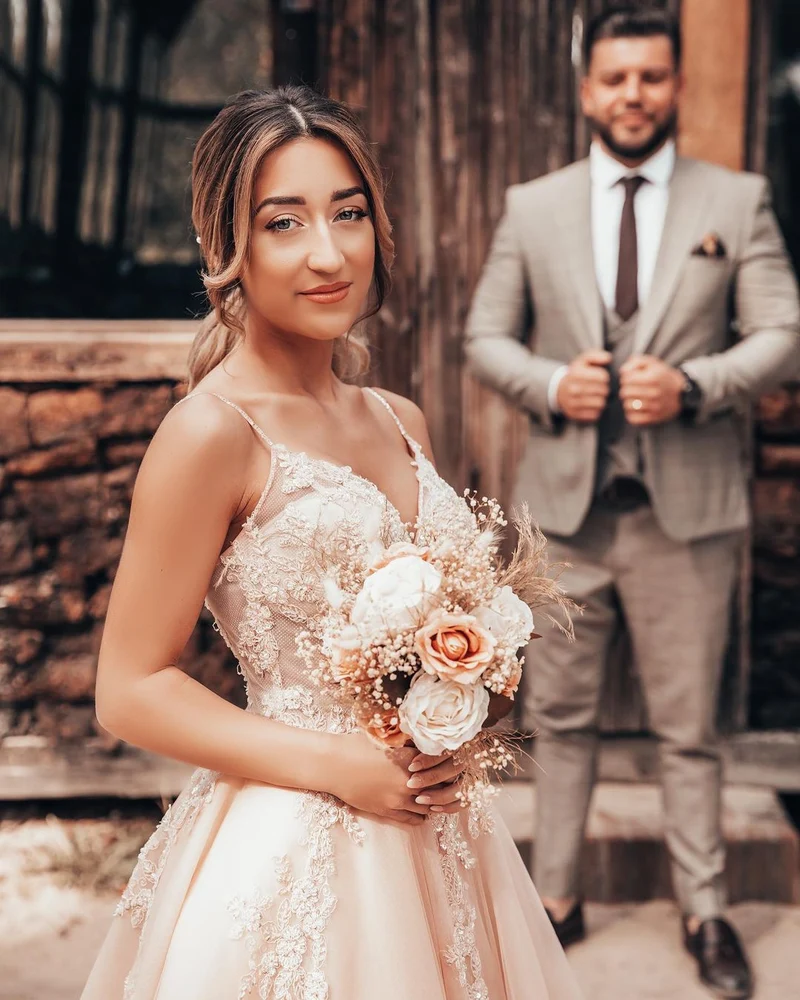 Robe de mariée longue élégante en tulle et dentelle, coupe trapèze, bretelles spaghetti