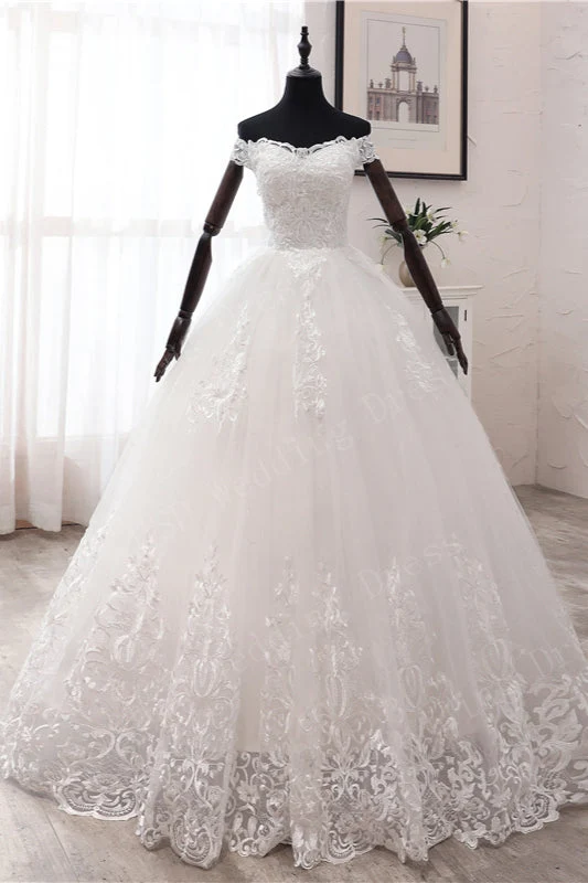 Robe de mariée en tulle à épaules dénudées et appliqués en dentelle délicate