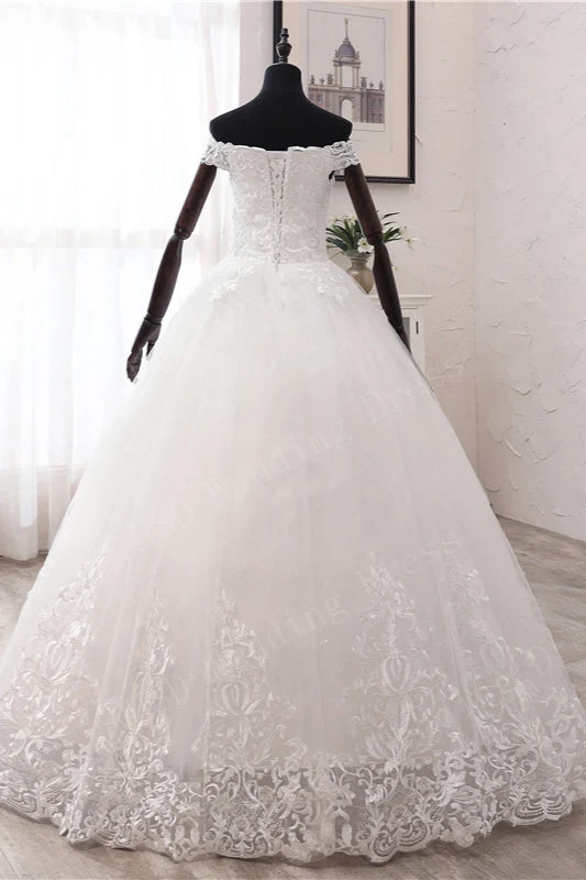 Robe de mariée en tulle à épaules dénudées et appliqués en dentelle délicate