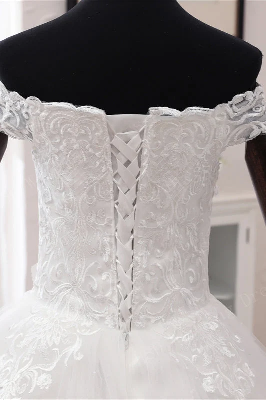 Robe de mariée en tulle à épaules dénudées et appliqués en dentelle délicate