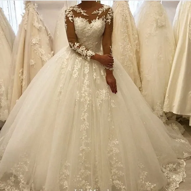 Robe de mariée élégante à manches longues et coupe trapèze avec appliques en dentelle