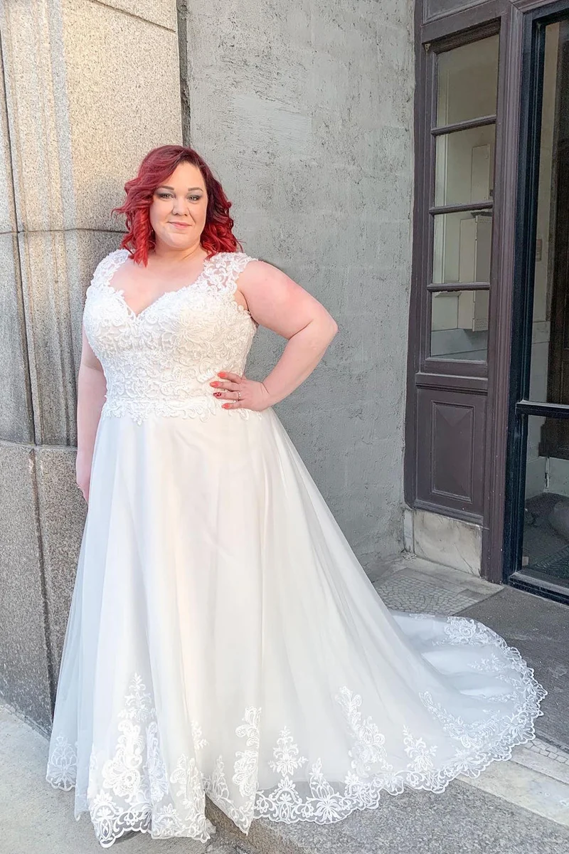 Robe de mariée élégante à col en V et coupe trapèze, avec larges bretelles et appliques en dentelle