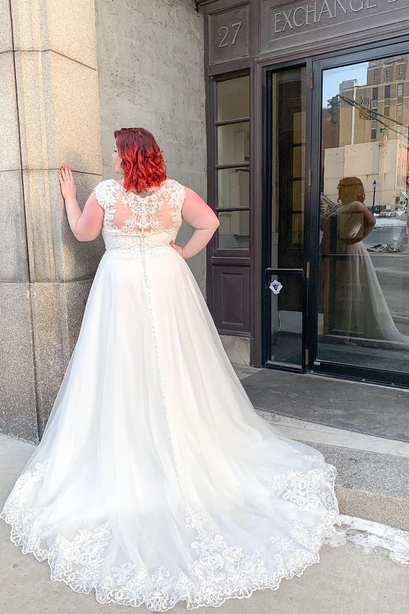 Robe de mariée élégante à col en V et coupe trapèze, avec larges bretelles et appliques en dentelle