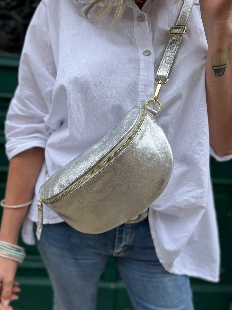 Banane Tosca M/L en cuir argent