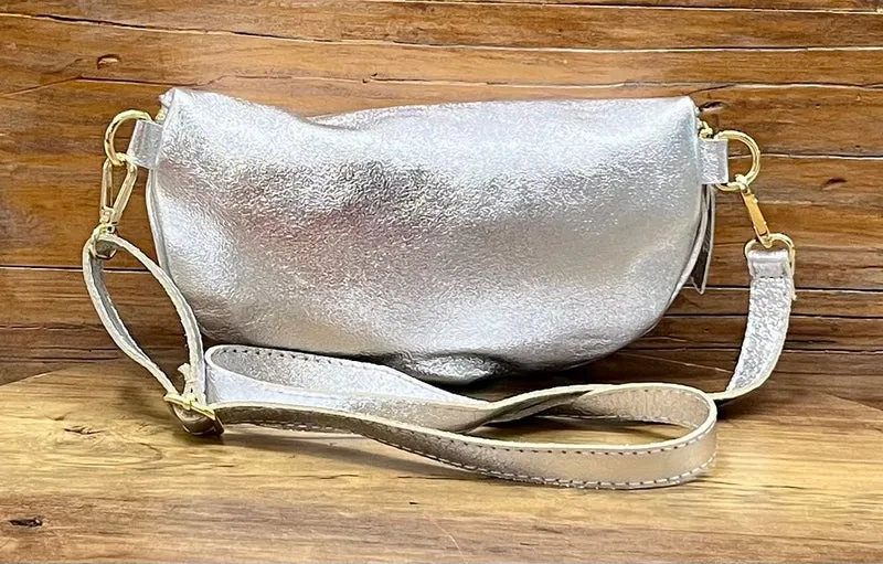 Banane Tosca M/L en cuir argent