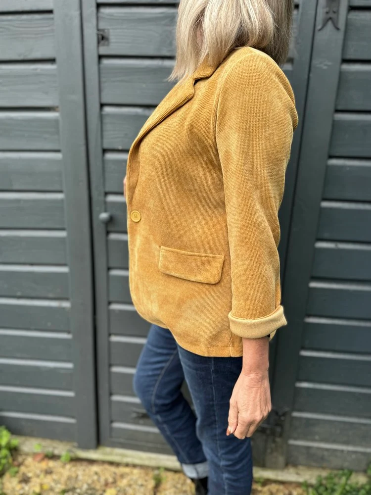 Veste tailleur en velours Sandra moutarde