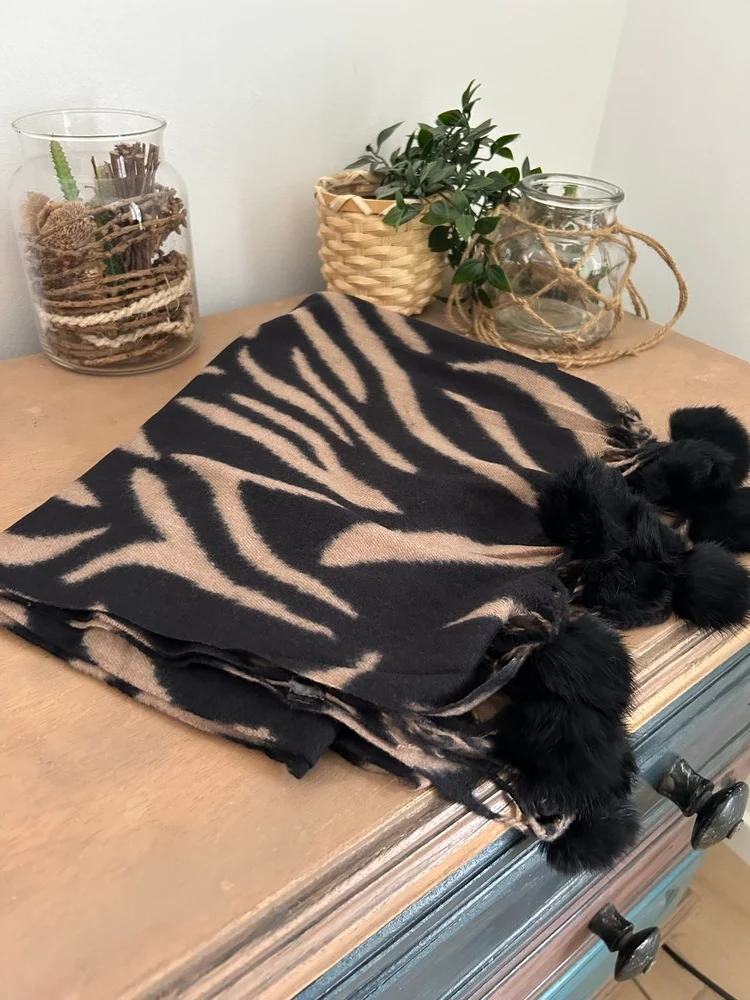 Echarpe pompons zèbre camel clair