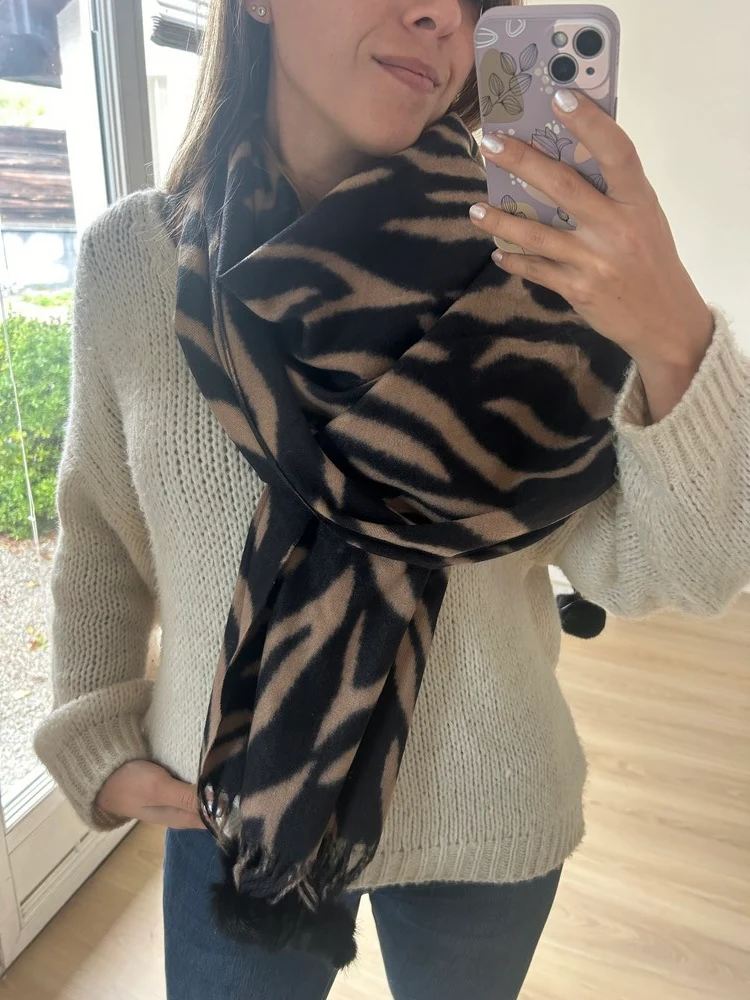 Echarpe pompons zèbre camel clair