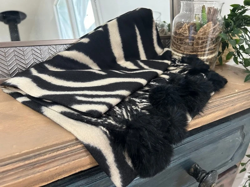 Echarpe pompons zèbre beige