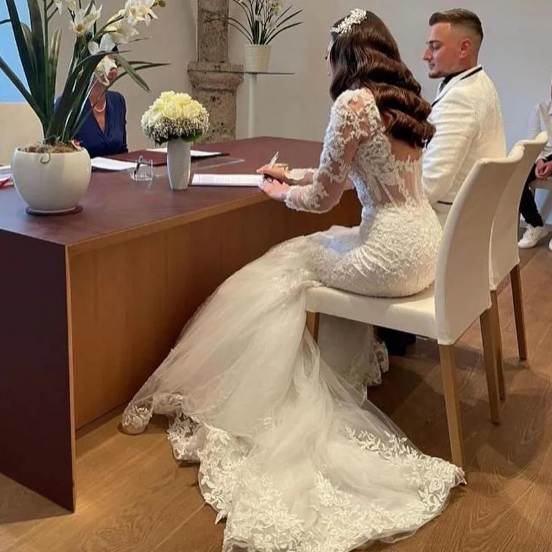 Robe de mariée élégante coupe A-Line, longueur au sol, en tulle avec appliques en dentelle