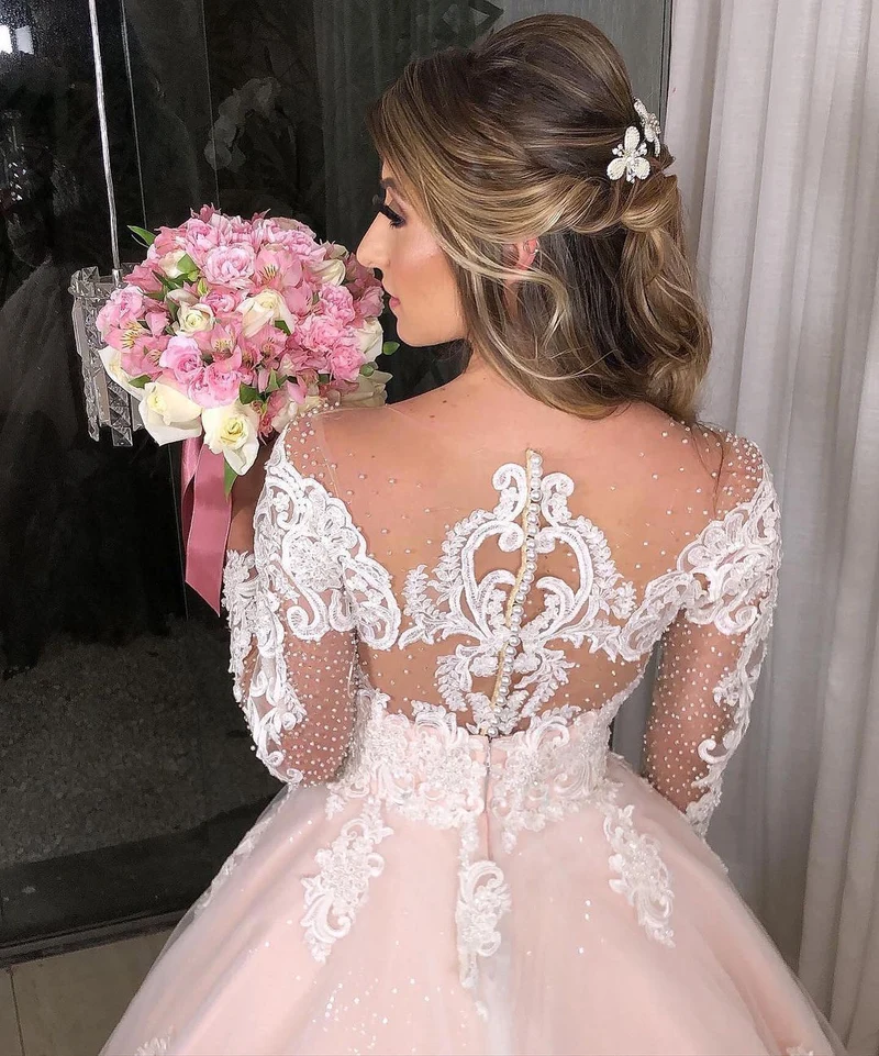 Robe de mariée élégante à épaules dénudées et décolleté en cœur avec appliques en dentelle et volants