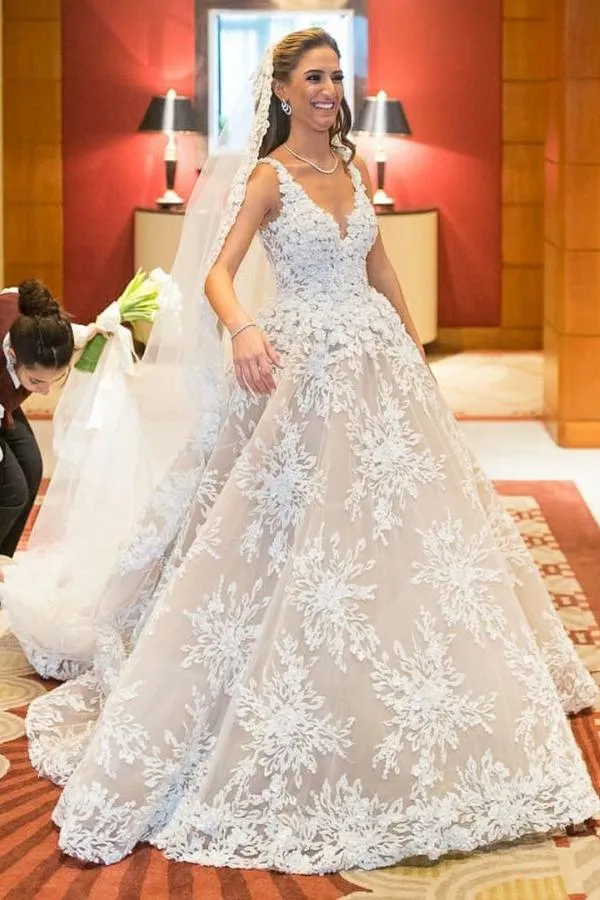 Robe de mariée élégante à bretelles spaghetti et décolleté en cœur avec tulle en dentelle florale