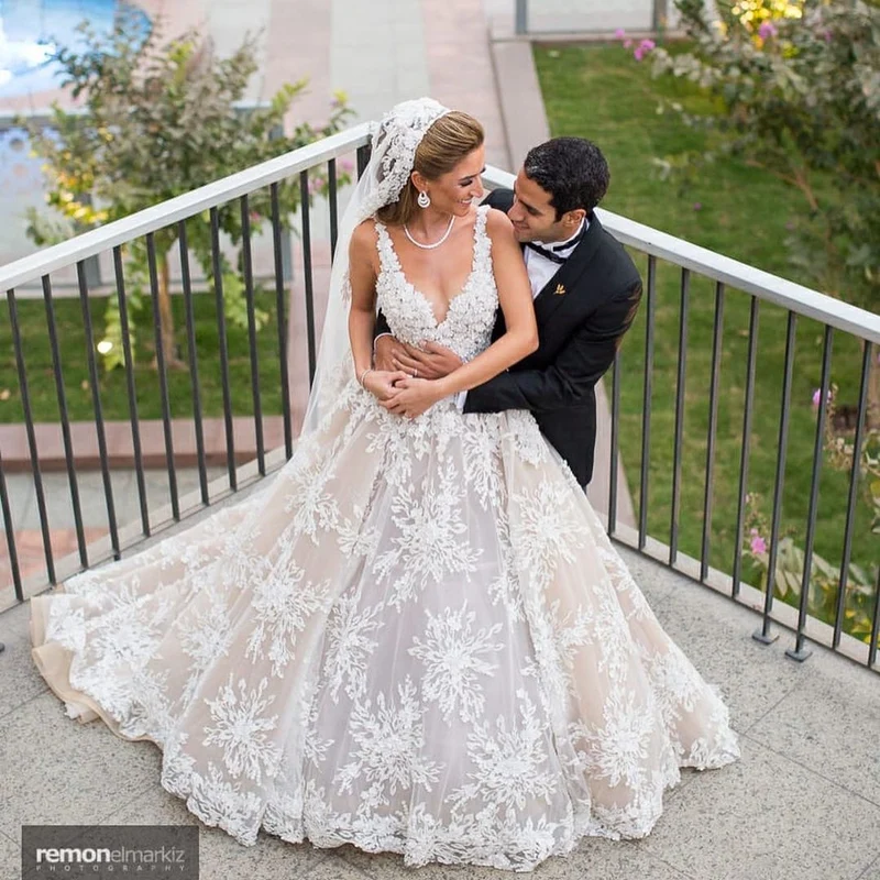 Robe de mariée élégante à bretelles spaghetti et décolleté en cœur avec tulle en dentelle florale