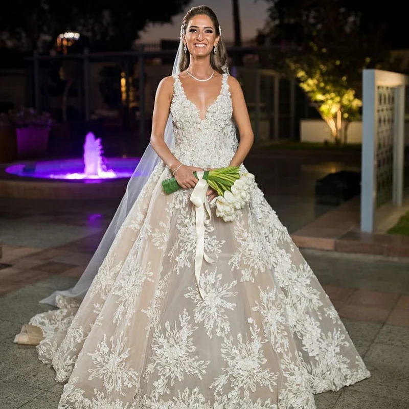 Robe de mariée élégante à bretelles spaghetti et décolleté en cœur avec tulle en dentelle florale