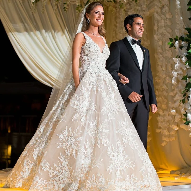 Robe de mariée élégante à bretelles spaghetti et décolleté en cœur avec tulle en dentelle florale