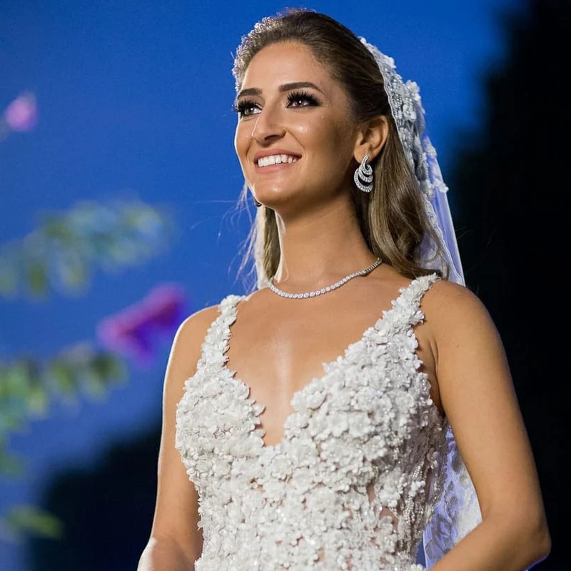 Robe de mariée élégante à bretelles spaghetti et décolleté en cœur avec tulle en dentelle florale