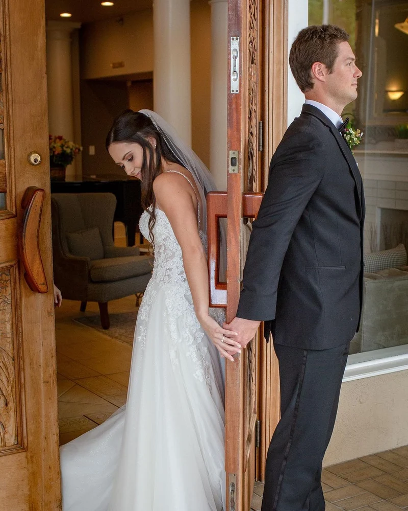 Robe de mariée trapèze élégante sans manches à col bateau et appliques en dentelle