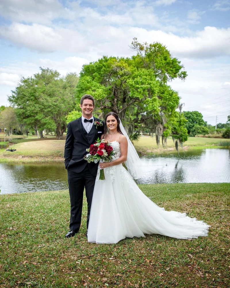 Robe de mariée trapèze élégante sans manches à col bateau et appliques en dentelle