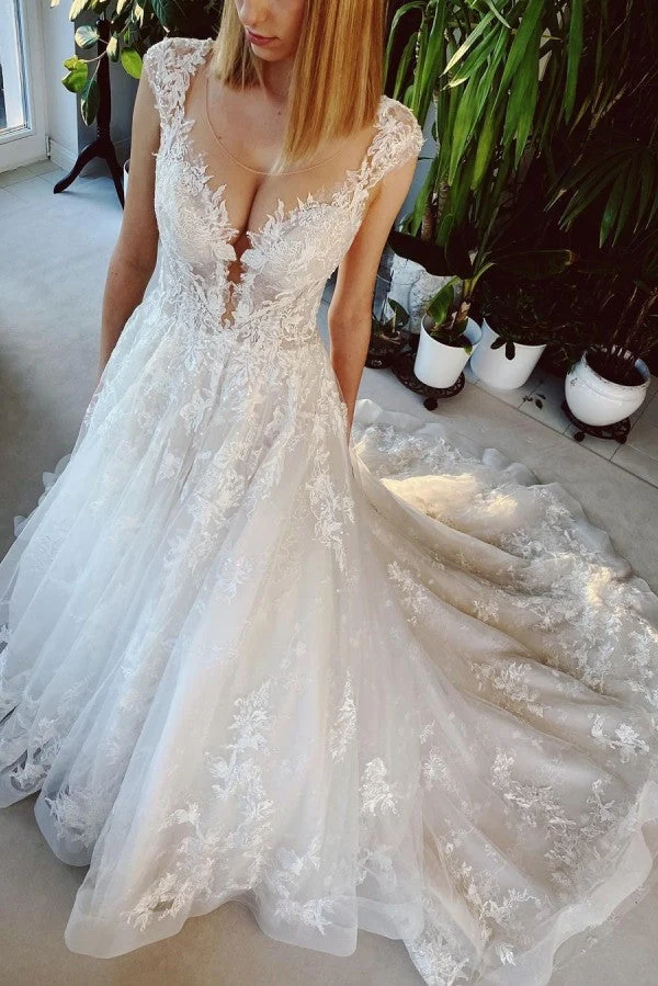 Robe de mariée courte trapèze avec appliqués en dentelle délicate et design élégant
