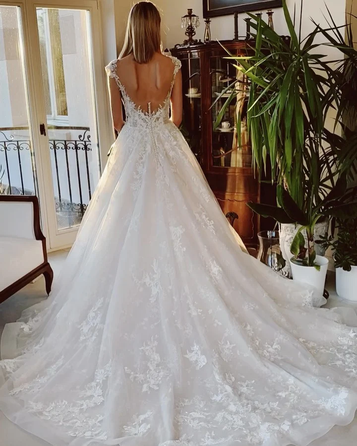 Robe de mariée courte trapèze avec appliqués en dentelle délicate et design élégant