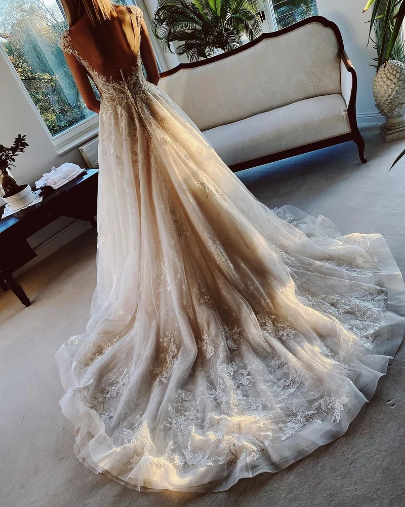 Robe de mariée courte trapèze avec appliqués en dentelle délicate et design élégant