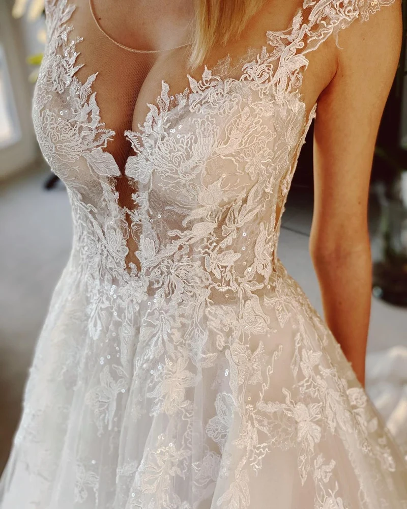 Robe de mariée courte trapèze avec appliqués en dentelle délicate et design élégant