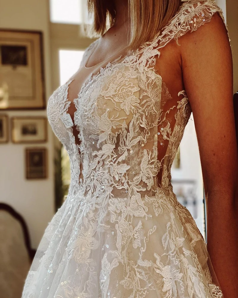 Robe de mariée courte trapèze avec appliqués en dentelle délicate et design élégant
