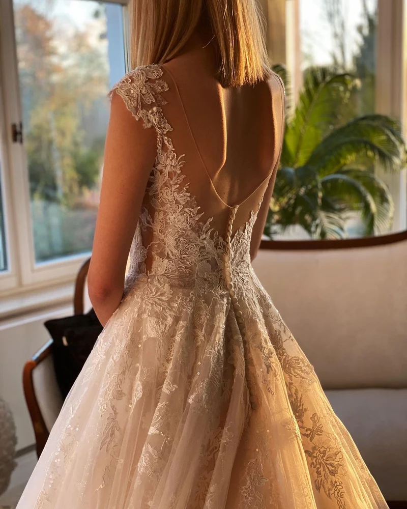 Robe de mariée courte trapèze avec appliqués en dentelle délicate et design élégant