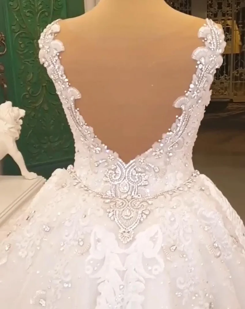 Robe de mariée élégante à bretelles spaghetti et décolleté en cœur, coupe trapèze, dos nu, avec dentelle