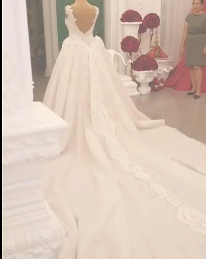 Robe de mariée élégante à bretelles spaghetti et décolleté en cœur, coupe trapèze, dos nu, avec dentelle