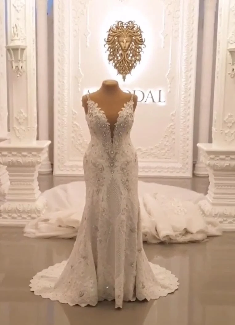 Robe de mariée élégante à bretelles spaghetti et décolleté en cœur, coupe trapèze, dos nu, avec dentelle