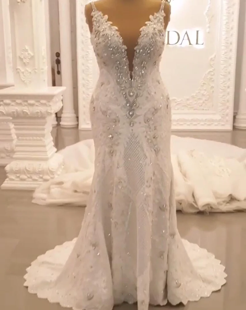Robe de mariée élégante à bretelles spaghetti et décolleté en cœur, coupe trapèze, dos nu, avec dentelle