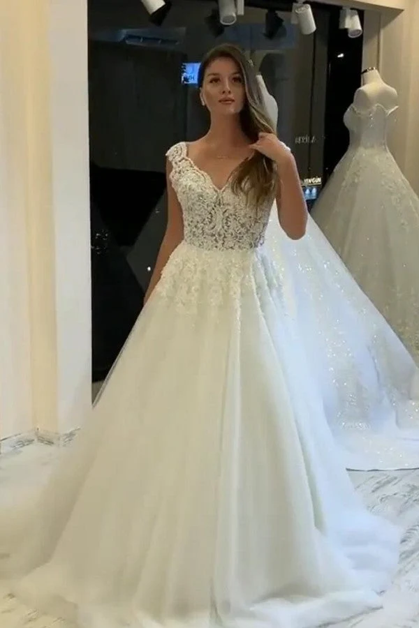 Robe de mariée élégante à col en V et coupe trapèze avec appliques en tulle perlé et dentelle