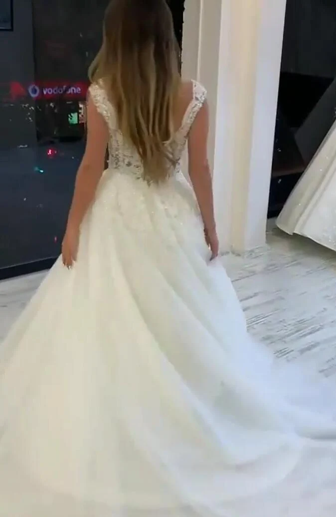 Robe de mariée élégante à col en V et coupe trapèze avec appliques en tulle perlé et dentelle