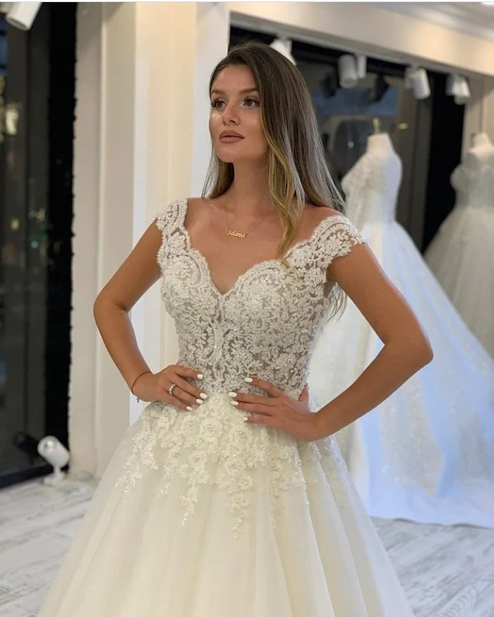 Robe de mariée élégante à col en V et coupe trapèze avec appliques en tulle perlé et dentelle