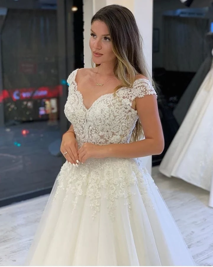 Robe de mariée élégante à col en V et coupe trapèze avec appliques en tulle perlé et dentelle