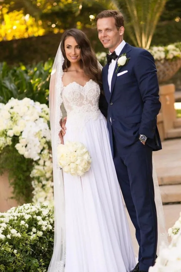 Robe de mariée élégante coupe trapèze avec décolleté en cœur et détails en dentelle délicate