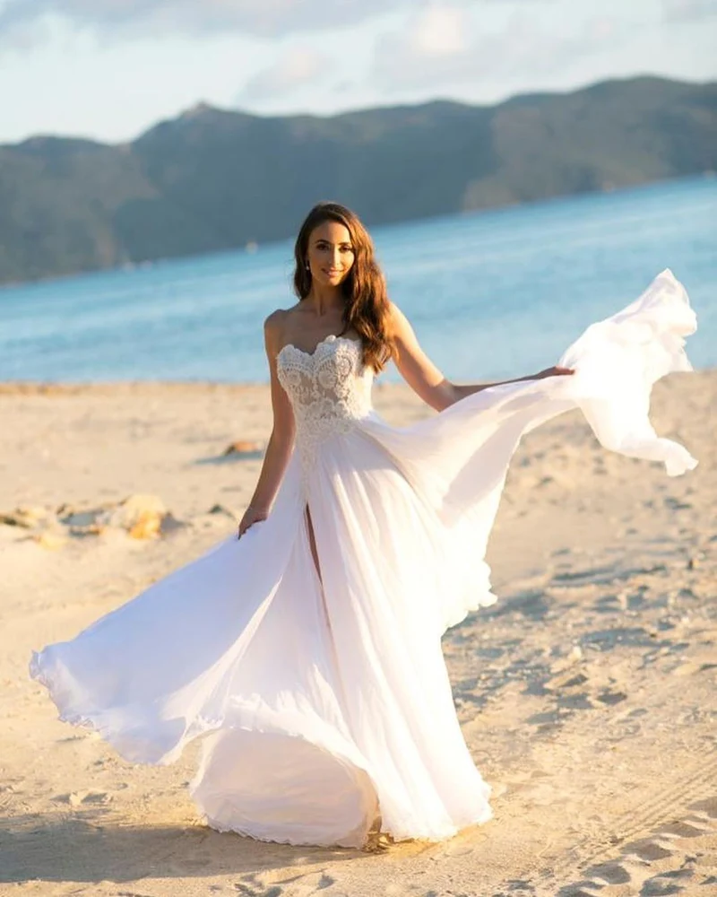 Robe de mariée élégante coupe trapèze avec décolleté en cœur et détails en dentelle délicate