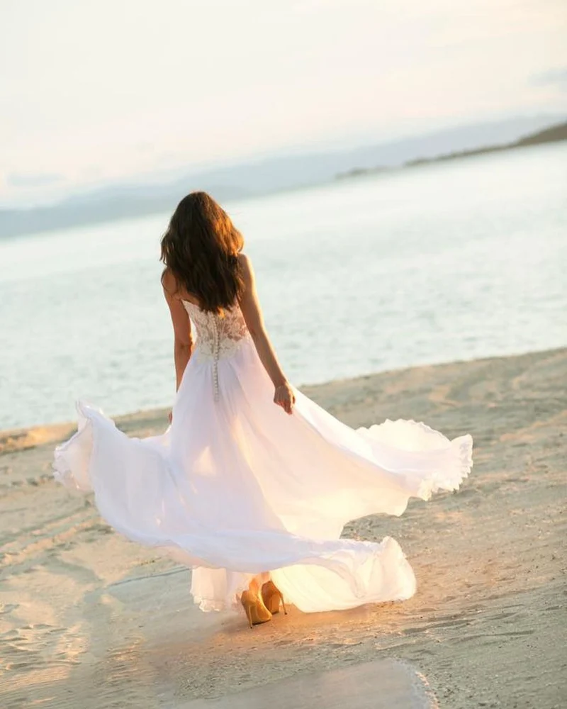 Robe de mariée élégante coupe trapèze avec décolleté en cœur et détails en dentelle délicate