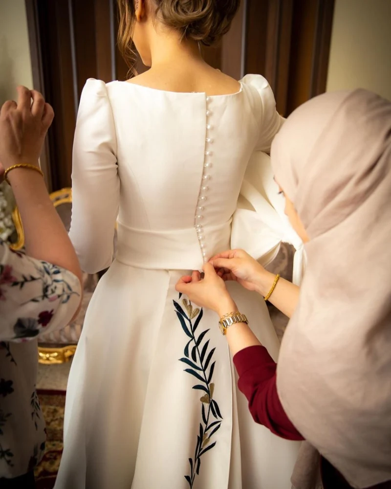 Robe de mariée élégante en satin à manches longues et coupe trapèze