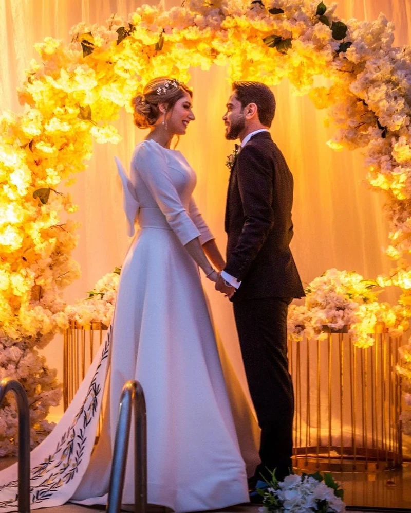 Robe de mariée élégante en satin à manches longues et coupe trapèze