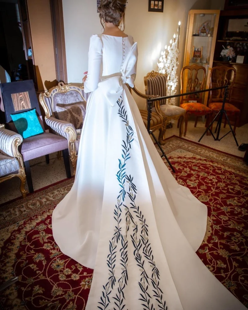 Robe de mariée élégante en satin à manches longues et coupe trapèze
