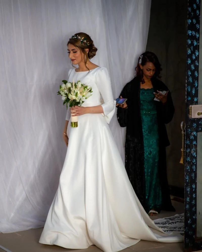 Robe de mariée élégante en satin à manches longues et coupe trapèze