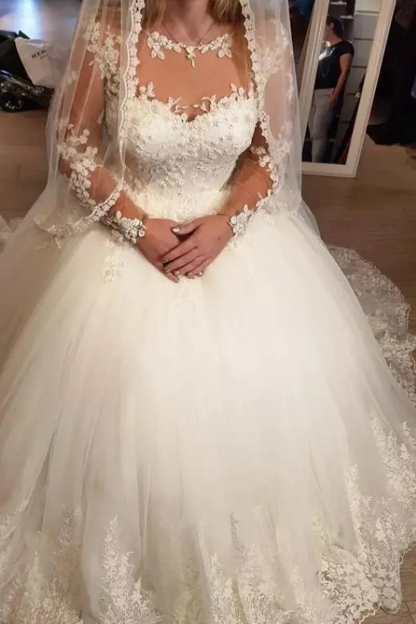 Robe de mariée élégante en tulle à manches longues et décolleté en cœur