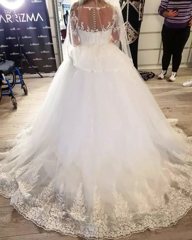 Robe de mariée élégante en tulle à manches longues et décolleté en cœur